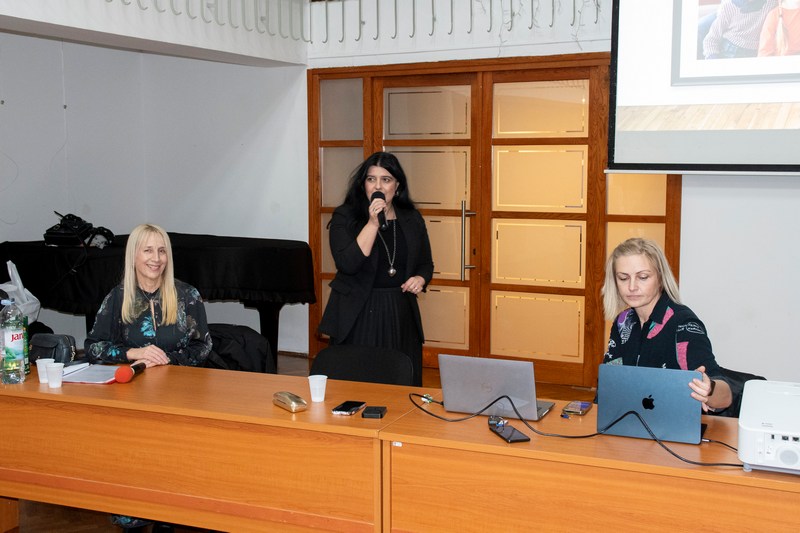 U Metkoviću održana tribina „Otvoreno srce, otvoren dom – razgovor o udomiteljstvu“