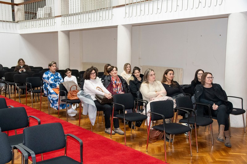 U Metkoviću održana tribina „Otvoreno srce, otvoren dom – razgovor o udomiteljstvu“