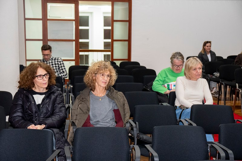 U Metkoviću održana tribina „Otvoreno srce, otvoren dom – razgovor o udomiteljstvu“